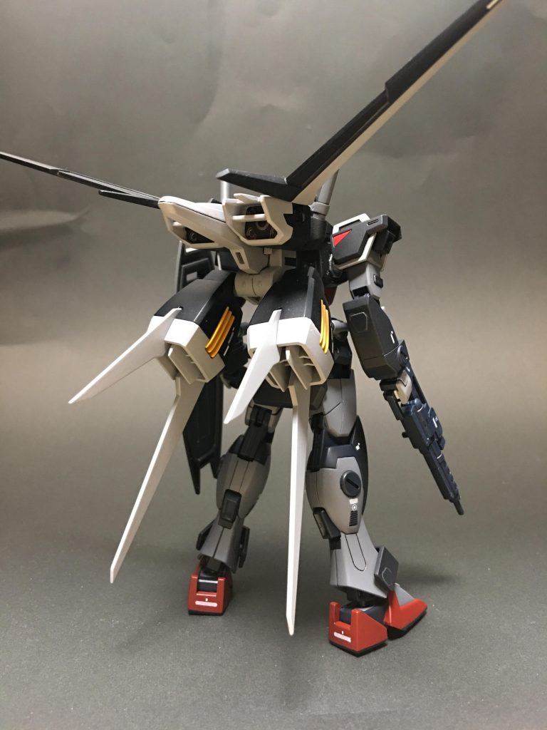 エールストライカーはカラーリング以外は無改造です。お馴染みの装備ですがコレを装着するだけで一気にヒロイックになります。