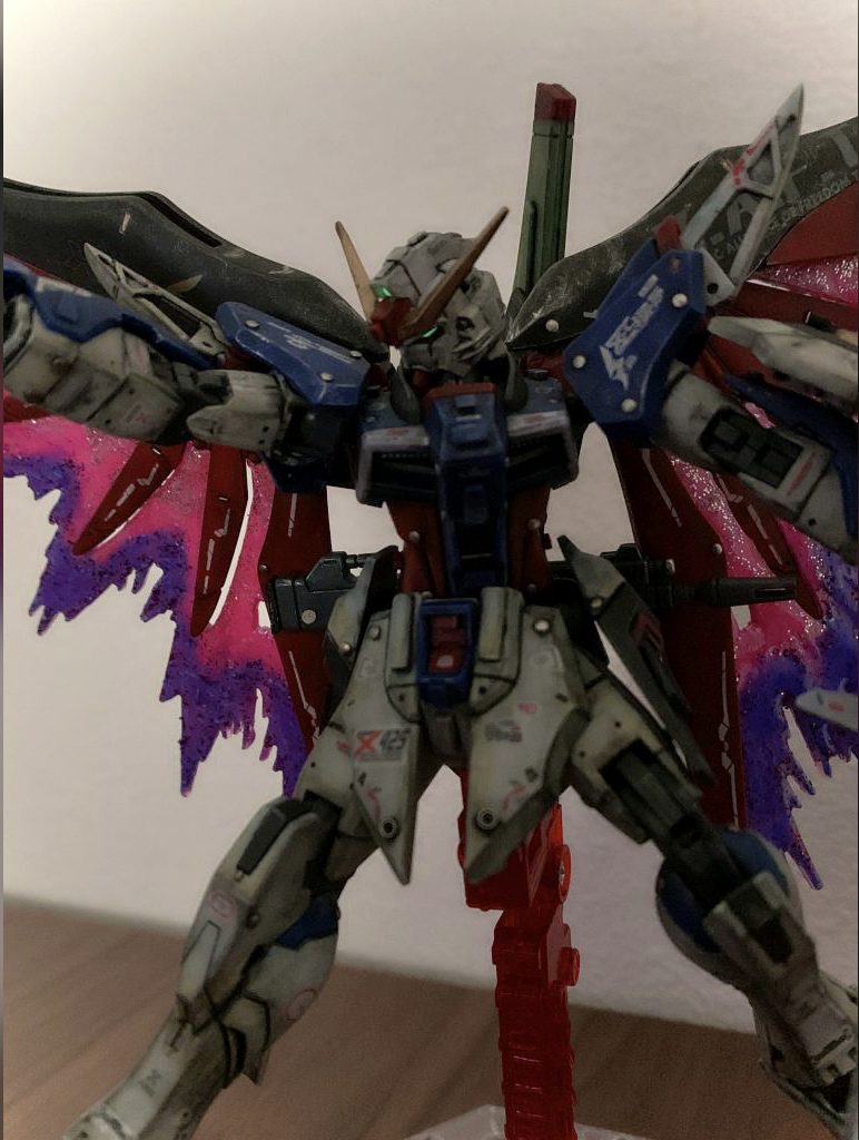 各所部分塗装とデカール貼り、ウェザリングカラーマルチブラックでの全体ウォッシングスミ入れ仕上げです。さらに上から100均の水彩色鉛筆を使ってほんの気持ちですグラデーションも施しました。顔周りは少しカットしたり、フラッシュエッジやフロントアーマーは少しシャープ化しています。ツインアイはガンダムマーカーのアイグリーンを塗った上にUVレジン+蓄光パウダーを塗布して発光させました。