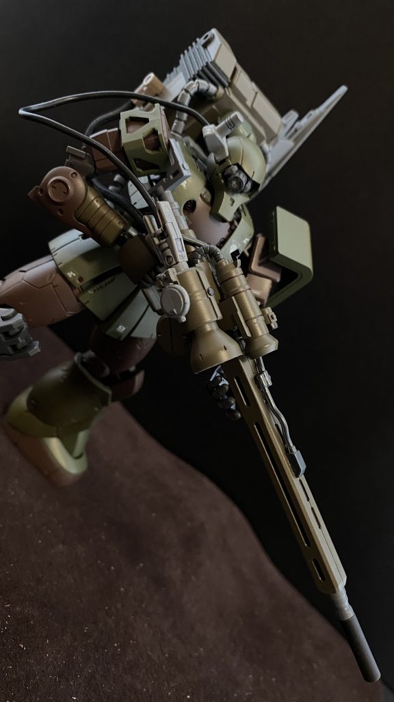 ビームスナイパーライフルを装備した、ヨルク・ハモンド伍長のザク。火力は高い。しかし、一射ごとに10秒から15秒のチャージ(状況によっては20秒を超える)、冷却も含めた。が必要。基本的に戦闘中のバレル交換は考慮されていない。なお、本機の特徴であるイーグルアイシステムは健在。