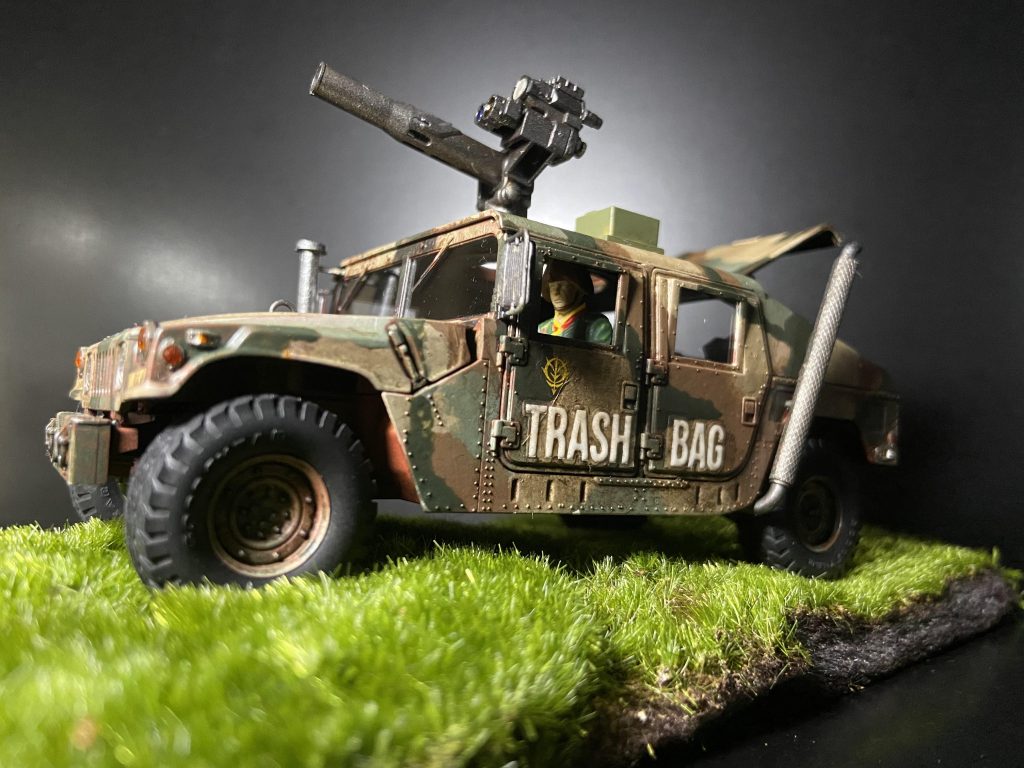 時間稼ぎの捨て駒として旧式の戦闘車両で連邦のMS部隊の撃破という不可能任務を命じられた、通称「くずかご部隊」。彼らは戦場で破損した、試作人サイズMS、バイアランモデルを見つける。「おやっさん、何かこっちみてんすけど‥」「‥積んどけ。弾除けくらいにゃなるだろ。」「え〜？‥重いっすよ？車内狭くなるし‥」「2人共なんて勿体無いこと言ってるんですか？！  これ、試作の人サイズMSですよ？！私達のところになんて絶対配備されませんよ？」「‥ならお前が面倒みろ。一週間でもどせなけりゃ、そいつは弾除けだ。」そして‥