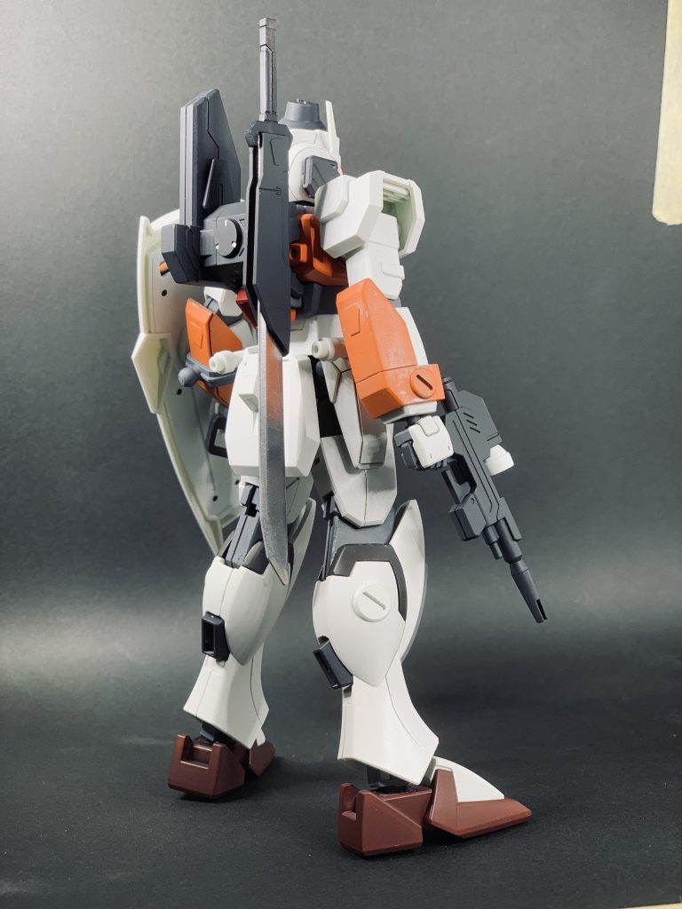バックショット。ソードストライカーは対MS戦だと長過ぎて絶対改修型が出たと思ったのでIWSPの対艦刀に変更してます。刀身はガンダムマーカーのメッキシルバーで塗装してるのでテカテカですが触る事はできません