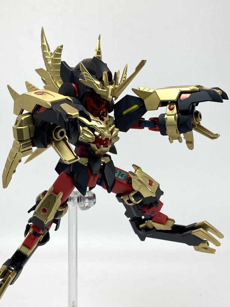 肩アーマーは腕部に装着して格闘用のクローとしても使用可能。