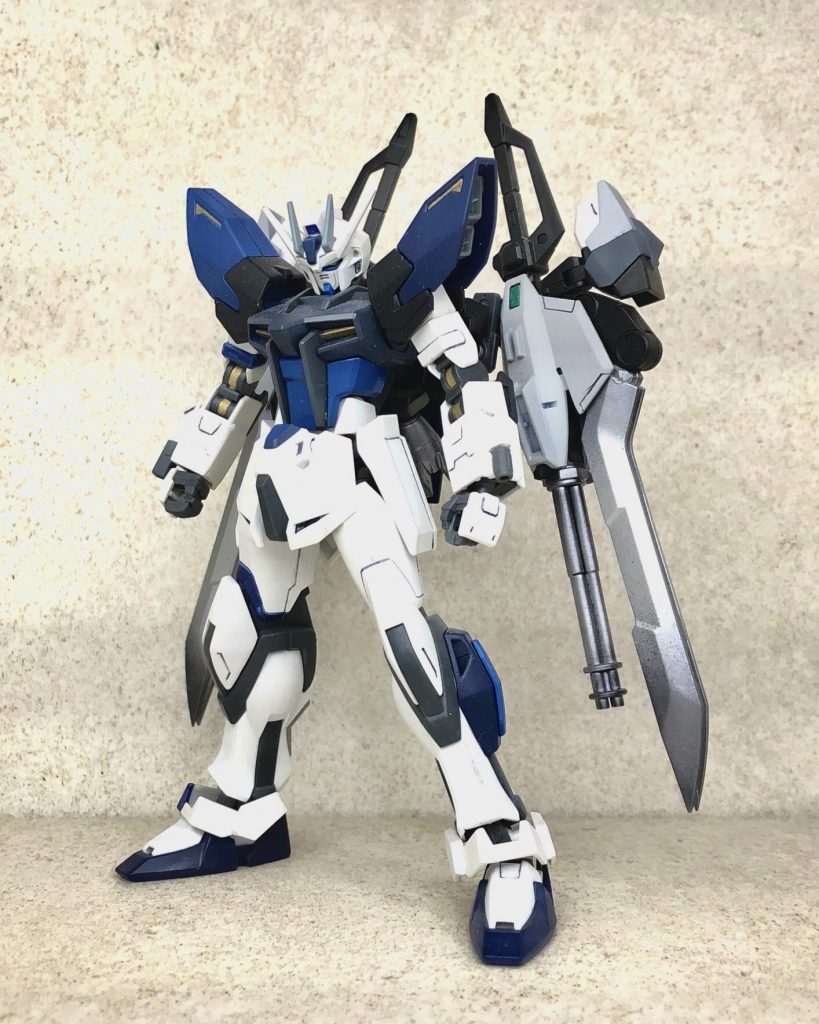>>ストライク4号機 『プロジェクトストライク』4機目の機体。この4号機からはプロジェクトストライクの正規量産シリーズとなり、開発の段階で専用機にカスタマイズされる。 この4号機は一部が外装モジュールの換装により、肩部・両腕・両足の三点が強化され機動性が向上している。他のストライクと比べ近接格闘戦に特化している仕様であり、同時に製造されたストライク5号機との連携を想定してある。パイロット:ジーナ=アリア=カーマイン>専用ストライカー【ヴェイリーンストライカー】 タクティカルアームズ ツヴァイを2本マウントしたストライカーパック。 タクティカルアームズツヴァイはソードフォーム・ガンフォームに切り替えることができる遠近両用兵装で、展開次第では大気圏内での飛行も可能とする。タクティカルアームズの設計データについては、ジーナがロウの技術に惚れこんで直談判したらしく、ブルーフレームセカンドLに装備されていたものを改良している。 そもそもはストライク専用の複合兵装に仕上げていたものだが、ジーナが4号機のテストパイロットを務めるにあたり、自分用にチューンしたらしい。