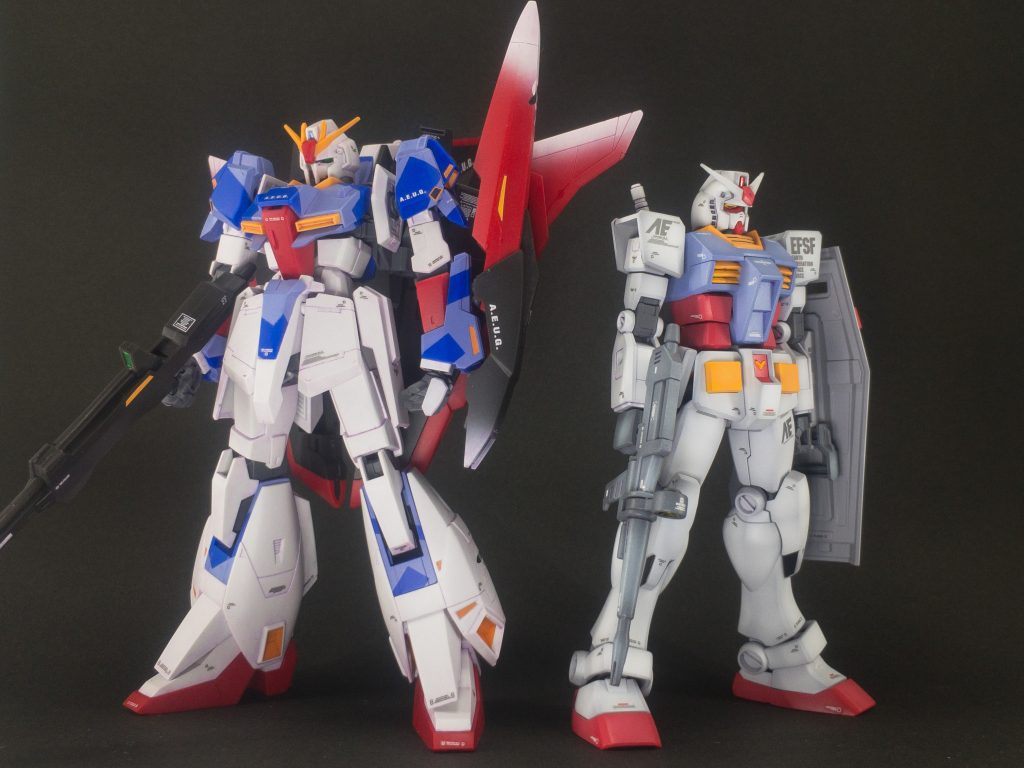 ◯全塗装したEGガンダムとの比較画像。こうして並べてみるとやはり『成形色フィニッシュ』感は拭えないのですが、今後全塗装作品を作る際にも、今回の成形色フィニッシュでトライした技法を上手く取り入れられれば、また新しい表現が出来るのかな？なんて事を感じられたりと、勉強になる事が多かったです。