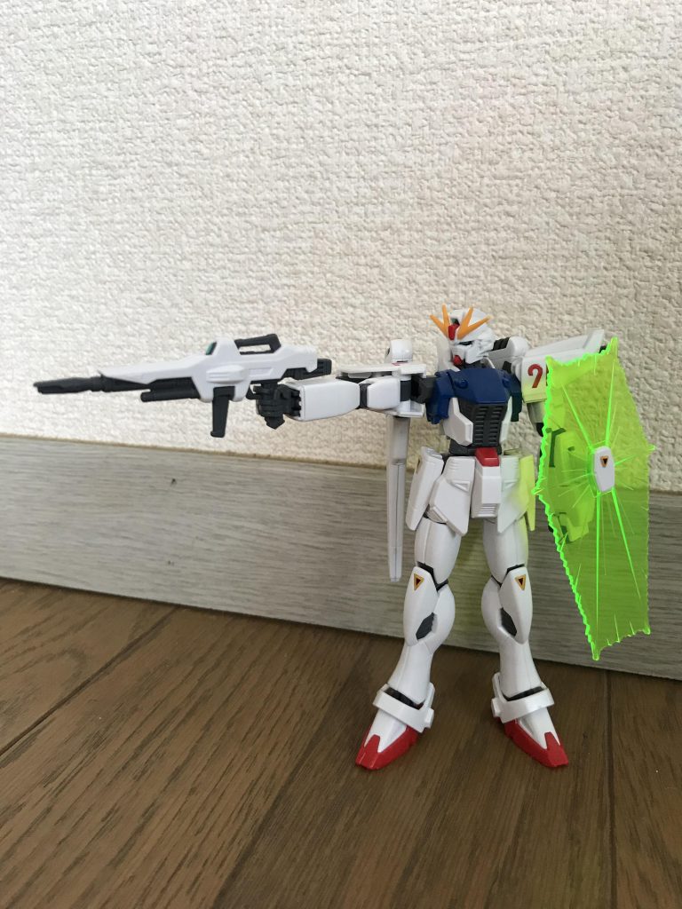 ビームライフルを構えてビームシールドを展開している