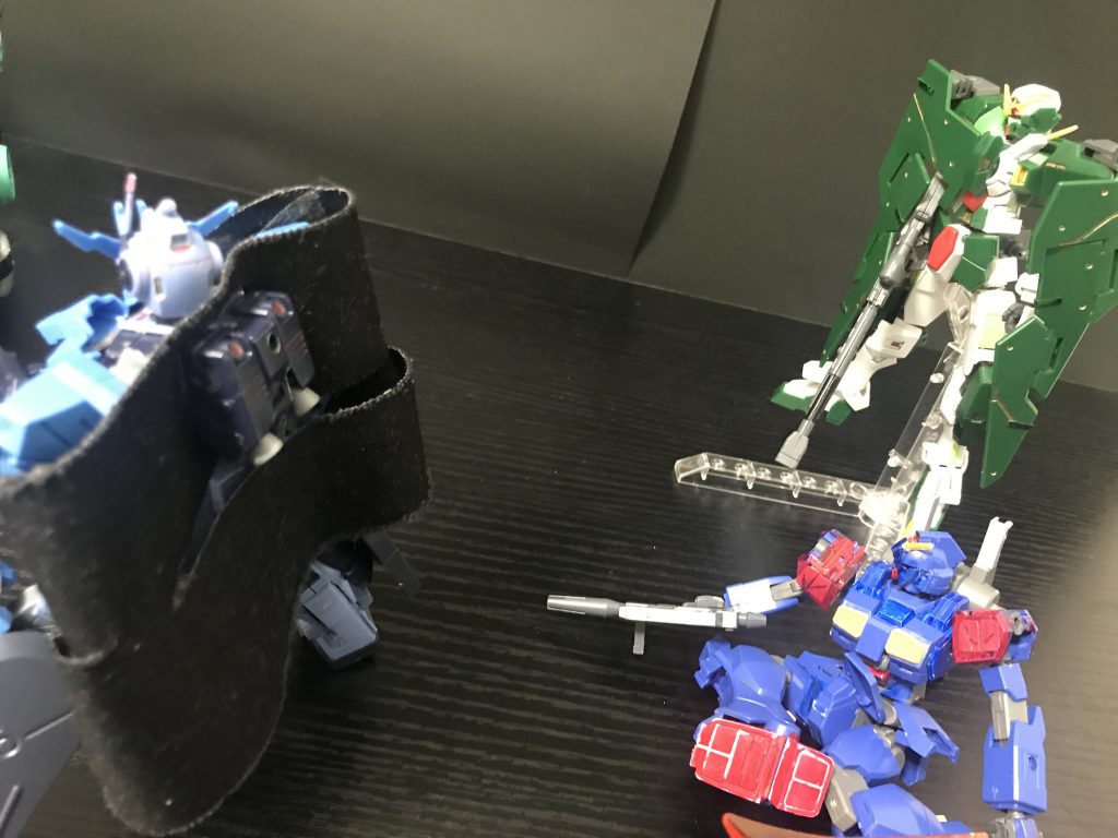 ストカス「城が崩れていく…」デュナメス「ウーアオー！ディジェ！」ペイルライダー「師匠は…俺たちを…」？？？「おーーーいーーー！」