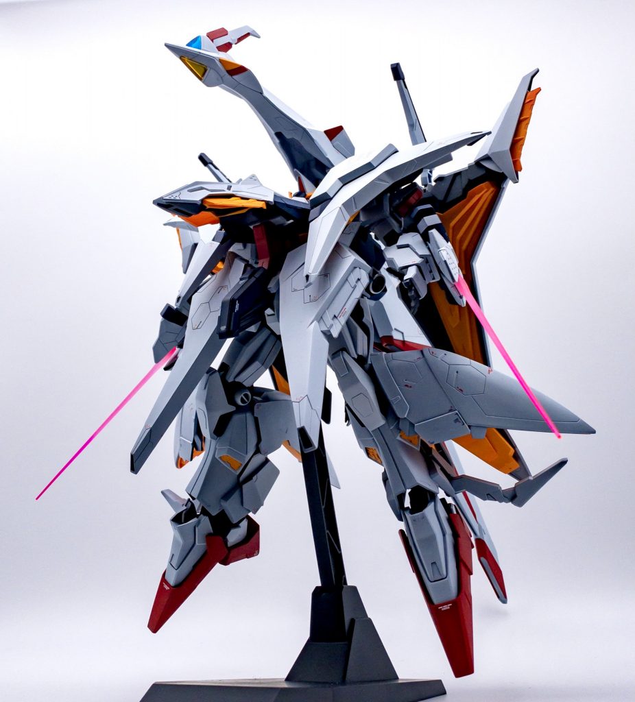 大型MSなので通常サイズのサーベルも小さくみえます。