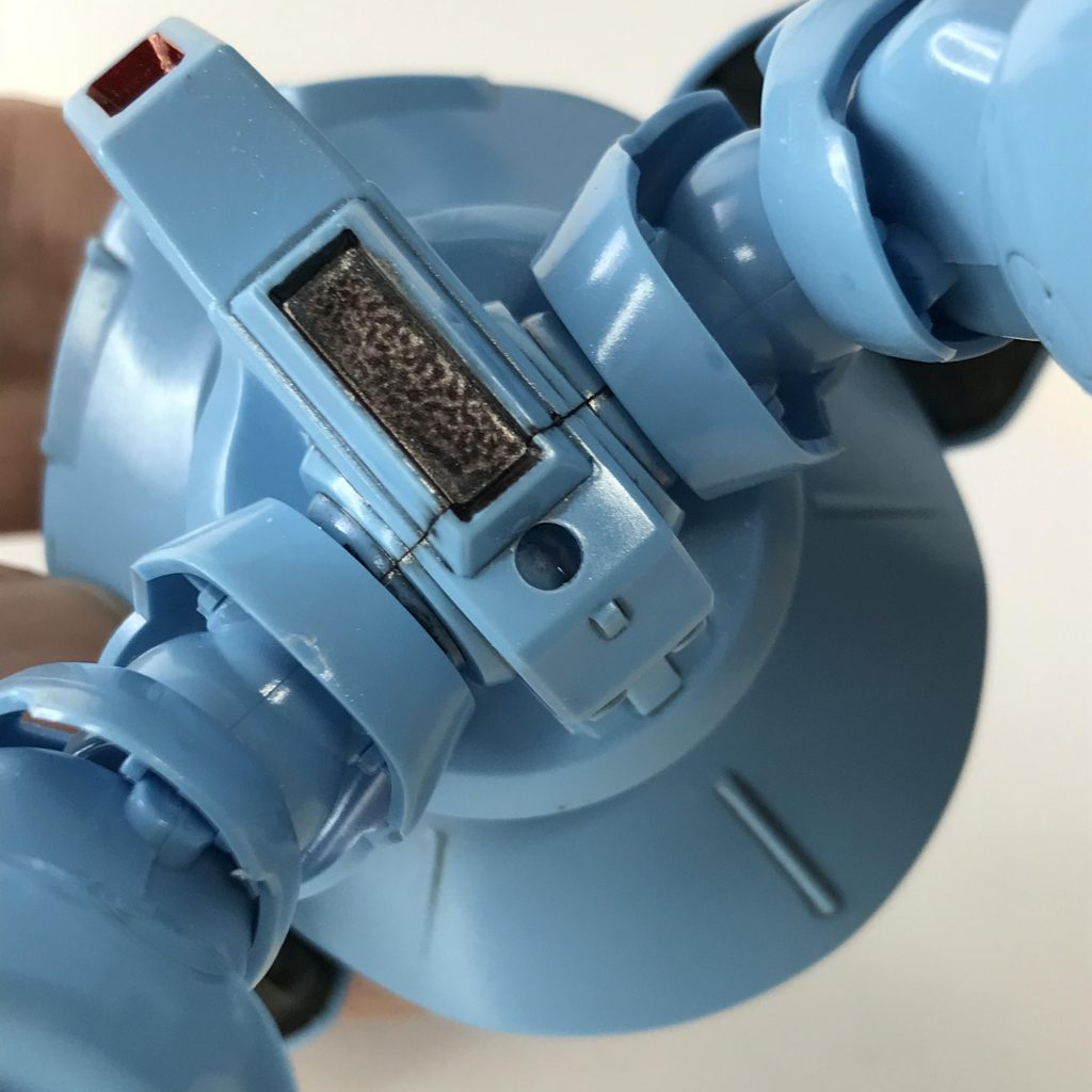 股間に3mmの穴を開けてアクションベースで飾れるようにしました。