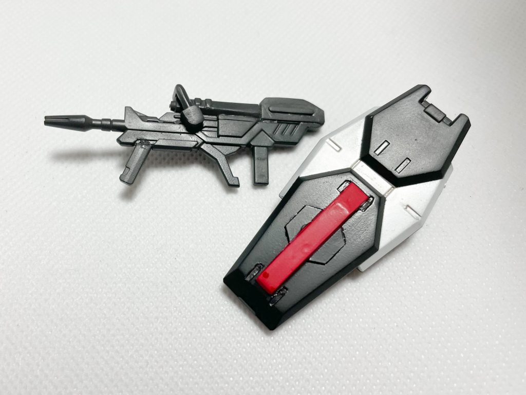 シールドは鉄血系のセットから拝借し、ライフルはジンのマシンガンにジャンクパーツを盛ってそれらしく