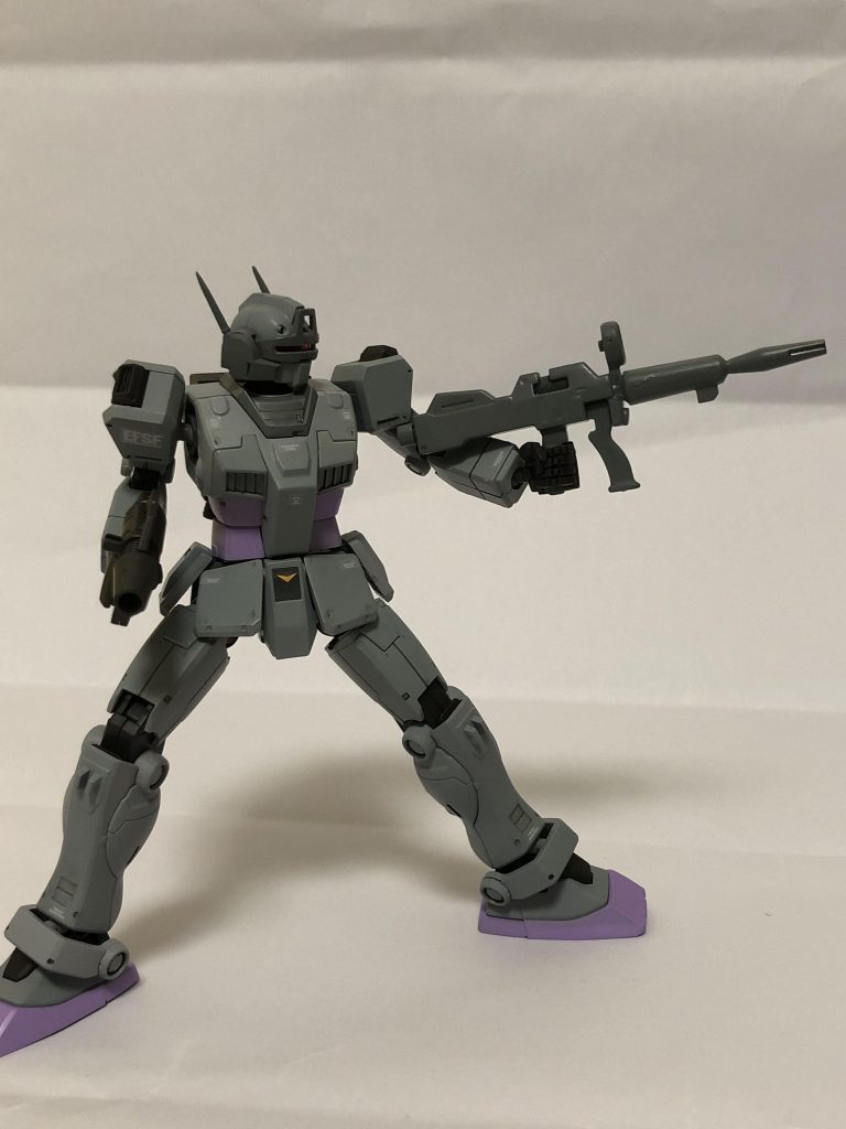 唯一、改造したのはヘッドギアのように頭部右側バイザーを追加しました。ジムⅢ(ジムⅢビームマスターに付属)頭部パーツから用いました。また、写真のビームライフルは、旧キット/ガンダムGP01のものです。旧キットは、塗装さえすれば映えるパーツのものが多いと、最近気付き始めてます。