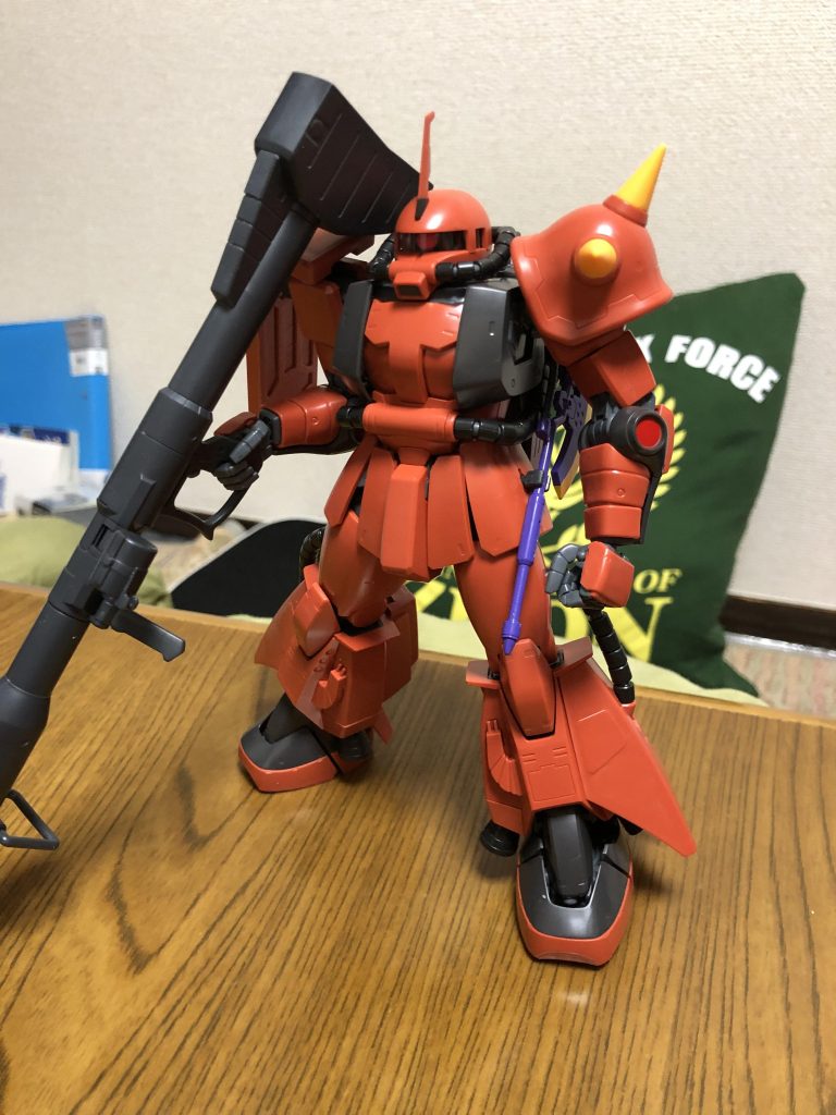 モノアイとヒートホーク、バズーカとマシンガンのセンサー部分、両肘の丸部分をそれぞれ塗装してます。殆ど素組ですね。アングルもあまり変わってませんし…