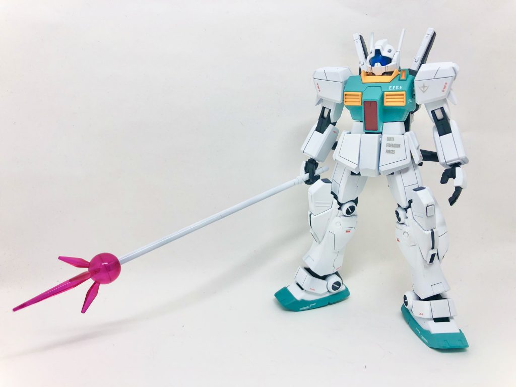 正面からです。キャバルリー発送前に制作を始めたのでビームジャベリンはセミスクラッチです。MGガンダムver2.0のジャベリンエフェクトに3mmプラ棒、何かのサーベル柄を使用しています。また、バトオペのCGを参考にして肩、フロントスカート、大腿部にモールドを追加しています。あとデカールなんですけど、何を血迷ったかEFSFとEFF両方貼っちゃったんですよね。設定的には地上用の機体なのでEFSFの方は見なかったことに...。
