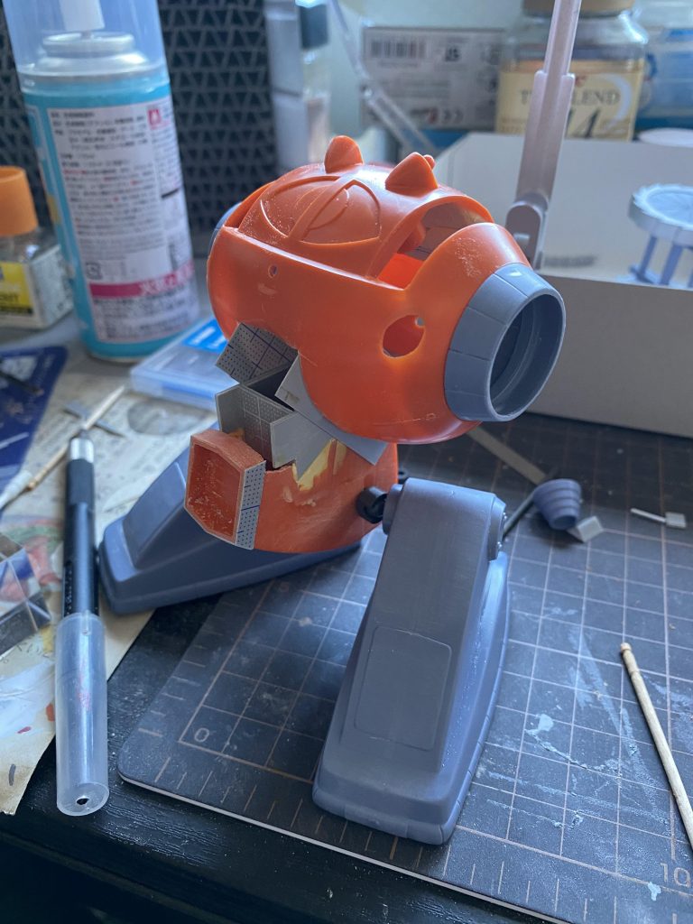 腰を分割し関節を入れたところ。内部の露出を考えなければこのくらい反れます。