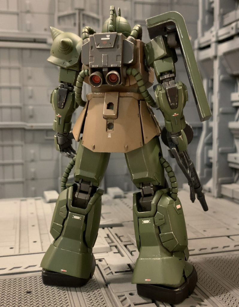 肩アーマーと武装はザクの物に換装しています。実戦投入されるなら整備維持性の面から、量産されているザクの武装を使うのが自然だと思ったからです。キット付属の八洲重工製の100mmマシンガンはザクマシンガンと弾薬が非共通でしょうから、兵站の面で実戦運用には適していなかったと想像します。あと肩アーマーの梯子みたいな突起達は何の為にあるのかさっぱり分からず、気持ち悪いので交換したかったという思いもあります(笑)幸いオリジン高機動型ザク(ガイア＆マッシュver)は組み換え用に右肩とシールドが2つ付いてくるので、その部品を使いました。左肩スパイクは以前パーツ取りに使われたザクの物を使いました。