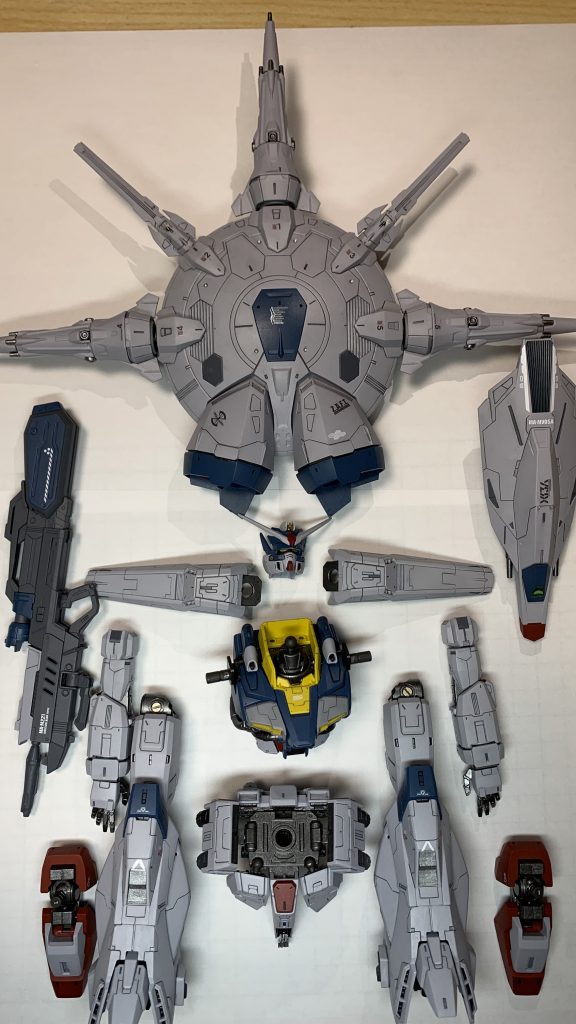 肩、足、腰、胴体等、全体的にディテール追加で筋彫りをしたり、プラ板貼ったり、プラ板から作成した新規パーツを組み込んだりしております。銃やシールド?、頭部のセンサーはすべてラピーテープとレジンで加工し、光を当てるとキラキラ反射します^ ^