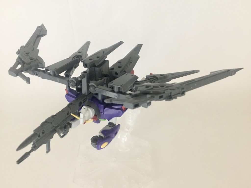 飛行形態、正面。戦場を高速で飛び回る形態。この形態でも大気圏への突入ができる。