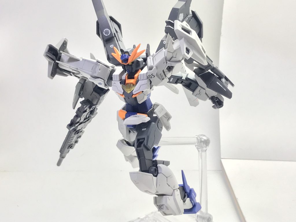 V2型脚部ミサイル。ヴィートルーガンダムからコンバートされた誘導兵装であり、射角が狭いことが欠点だが、原型機の持ち主はそれを利用した不意打ちなどに活用しているため、欠点だけの武装というわけではない。