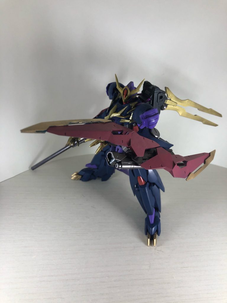 各腕部にある2枚のシールドは状況に合わせて展開。切断武器としても使用する。