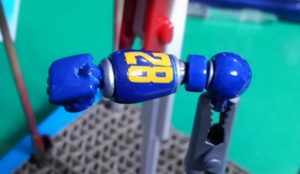 腕の「28」はカッティングシートを切り出しました。塗装はシルバーは缶スプレー、青はアクリジョンのコバルトブルーに蛍光ピンクをちょっと混ぜたものを筆塗りしました。