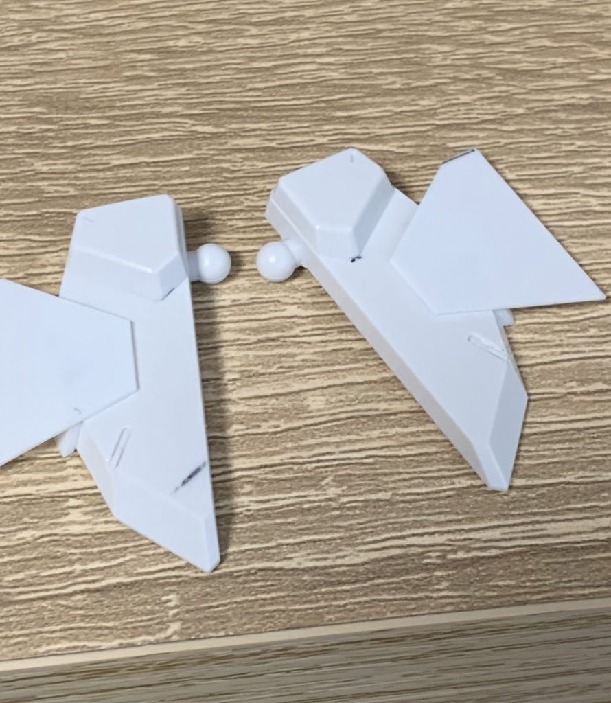 腰アーマーへプラ板でディテール追加。前面を雑にカット→仕上げ。