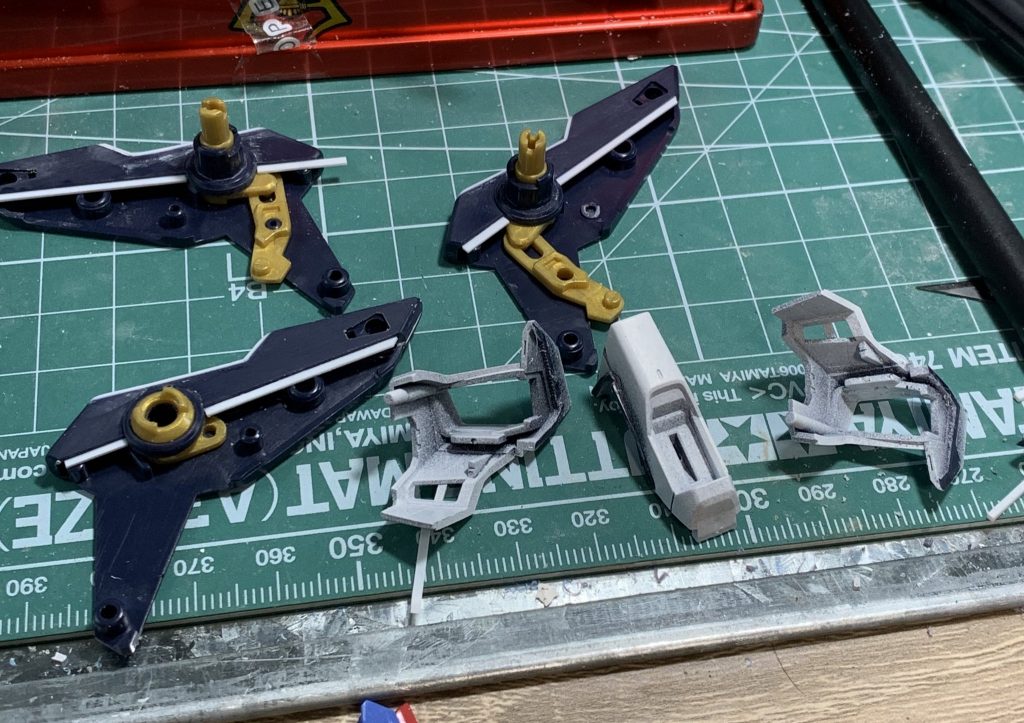 ウイングの後ハメ用の加工。断面があまりきれいではなかった為カット。カットしたので境目(?)をプラ板で作成。