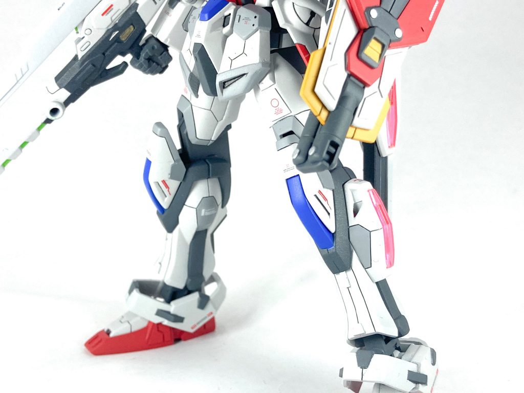 足周りはスジ彫りをし、それに合わせて設定にはない塗分けを足してみました。