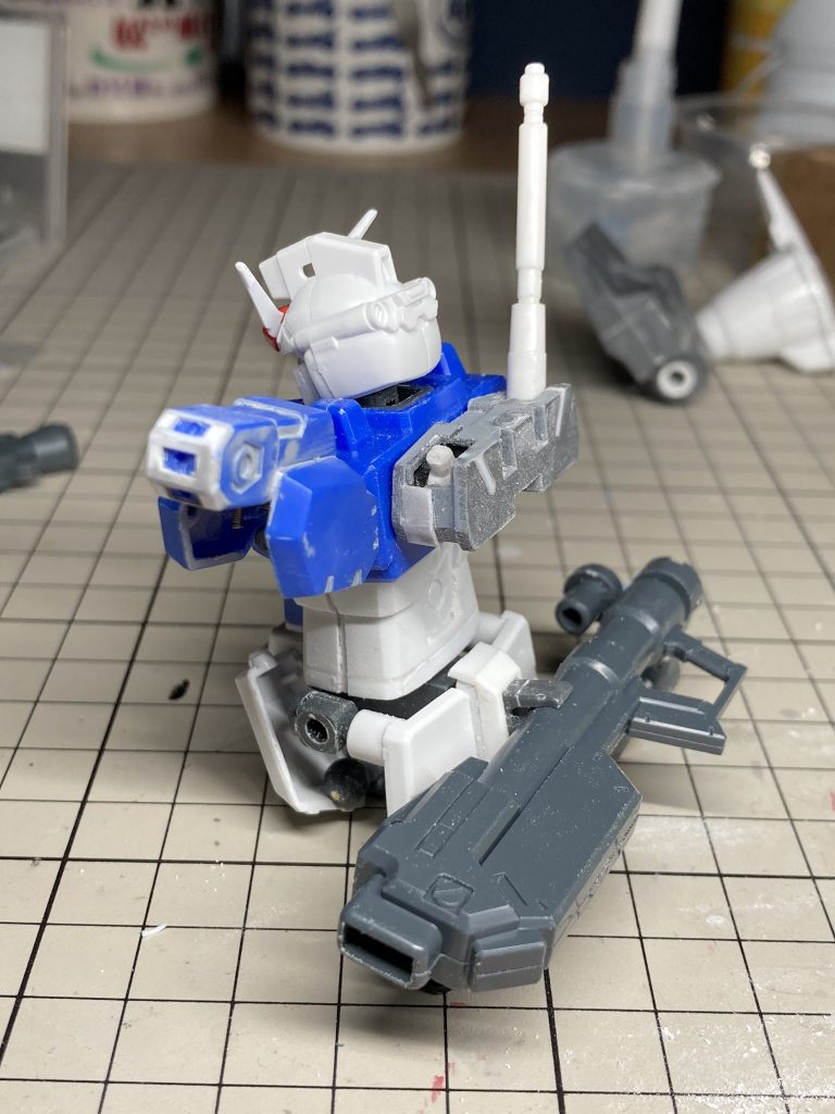 バックパックは基部から旧キットに。バズーカラックはＨＧＵＣガンダム（２１）から。肩のバーニアはモールドをプラ板で再現して市販パーツを埋め込みました。