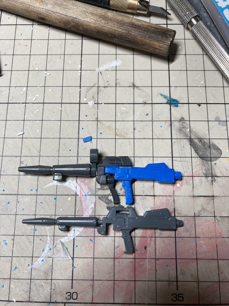 ビームライフルはなぜにこんなに貧弱なのか・・・。旧キットのモールドはだるかったりはするけど、ボリュームはいい感じなんですよ。