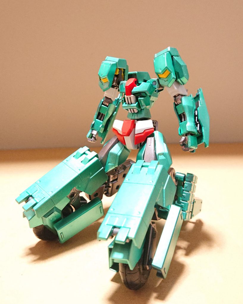 セラフィムガンダムにフラウロス、AGE3オービタル、ガラッゾ、マシンライダー、鉄血オプションパーツを使用して制作。塗装はマーカーエアブラシで、ガンダムマーカーメタグリーンとヘビーガンメタリックを使用しました。