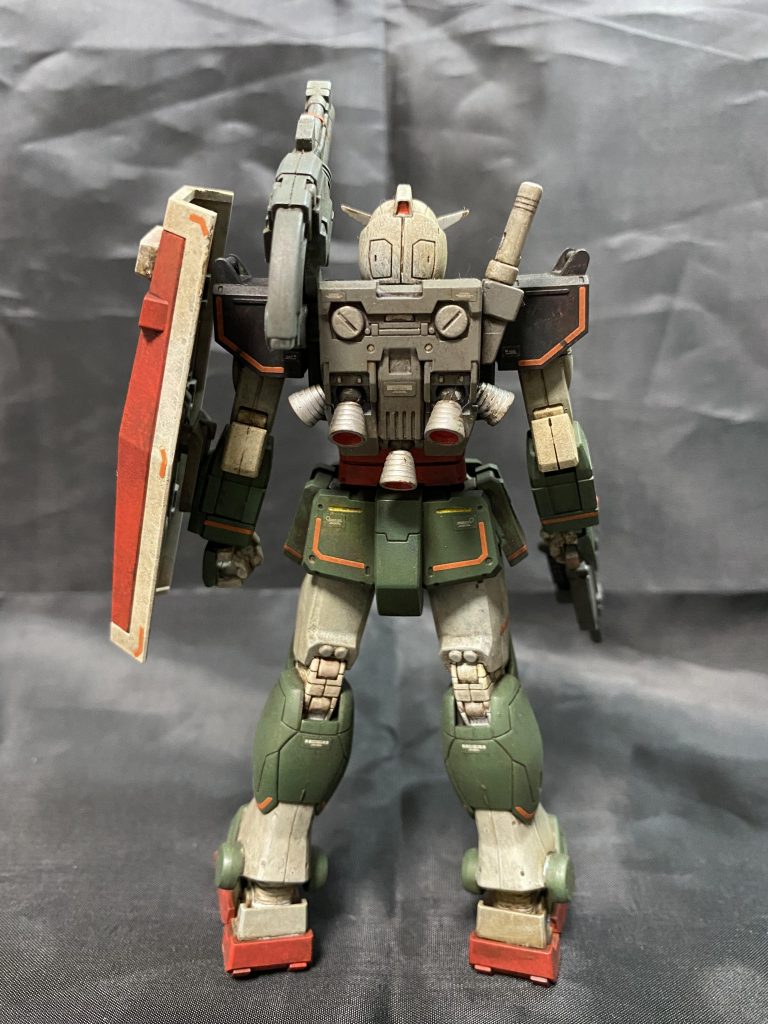 背面!局地型ガンダムを組んでみると、足首とかアンクルアーマの部分とか、胸部とかが多少違うだけだろうなと思っていましたが、結構違いがありました。