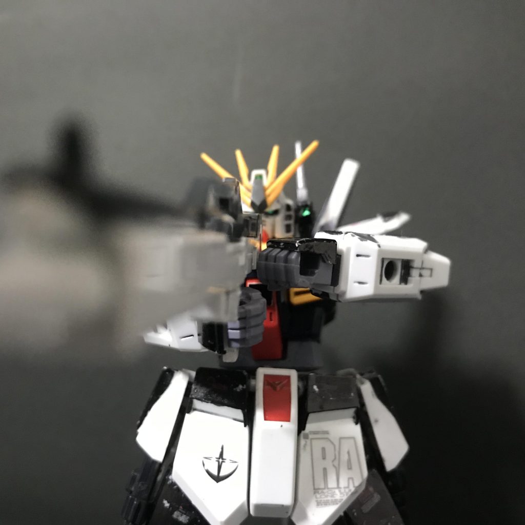 ？？？「動くな…俺はνsガンダム、貴様は何者だ…」