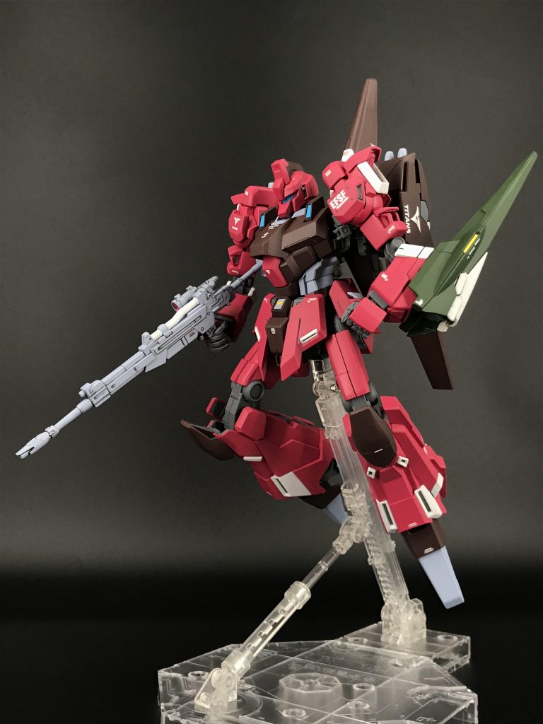 ゴーグルはリゼルの物をそのまま青色に塗装してあります。ライフルはMGゲルググのライフルを使ってガルバルディβ風に改造してます。シールドはリゼルの背中に付いていた機首パーツを改造してゼータプラスのような持たせ方をしてます。