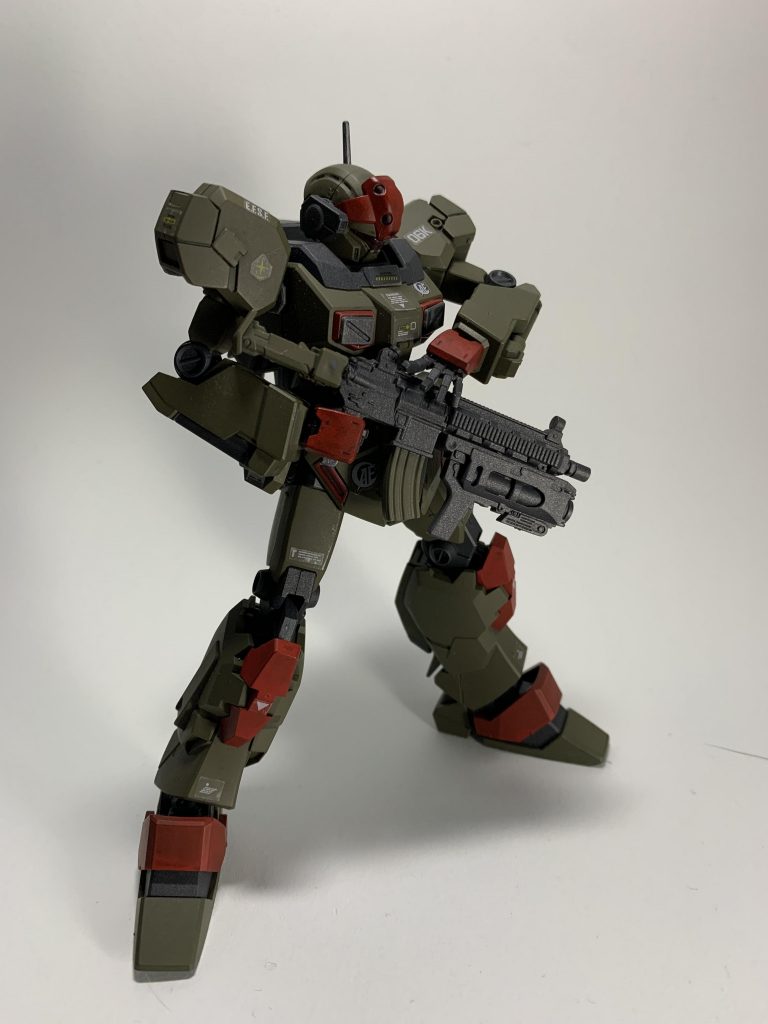 ほぼMSGまんまのアサルトライフル。ストックはジムジムウェポンズが無加工でハマりました。炸裂弾頭を連射する実体弾式の兵装で、アンダーバレルには多目的ランチャーを装備。旧世紀の歩兵用ライフルに酷似しているが、これは設計者の趣味によるものらしい。