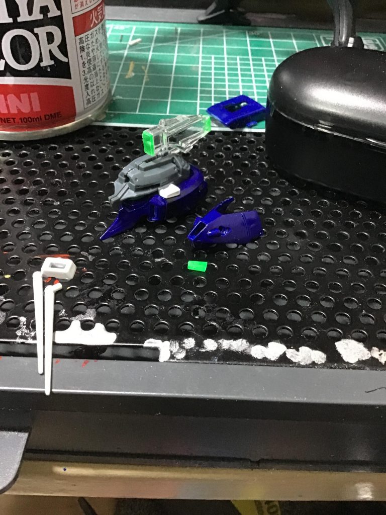 センサー類の一部はこんな感じで、クリアパーツのランナータグを切った物を仕込んで処理してます。