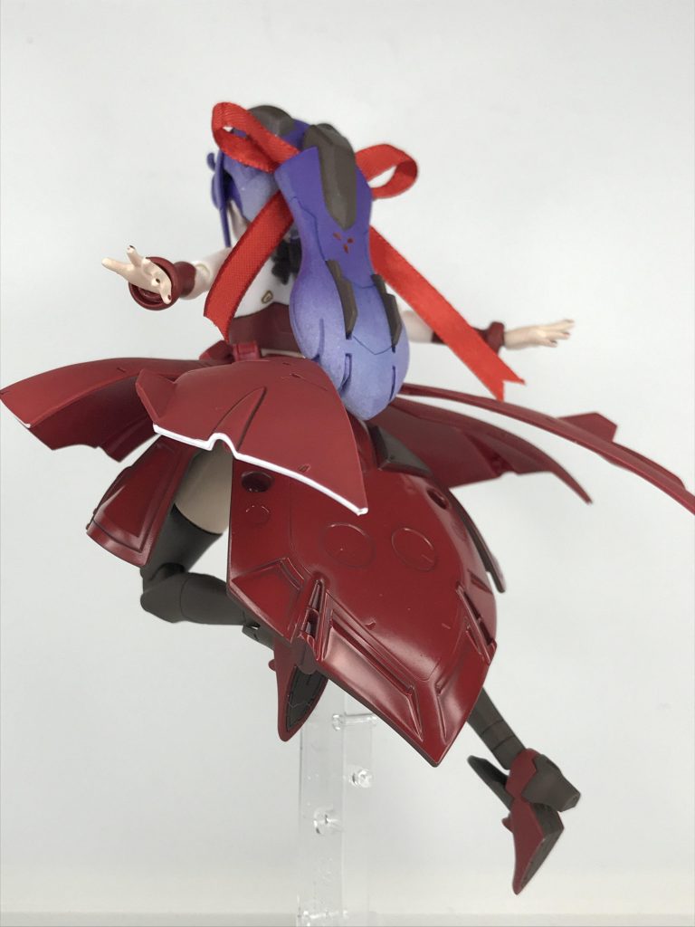 スカートの裏地？は、裏側はマホガニー 、表側はあずき色に塗り分けてあります。スカートを開くと薔薇の花びらみたいになるかなとイメージしました（あまりそうは見えませんが…）最後に髪に赤いリボンを結びました。