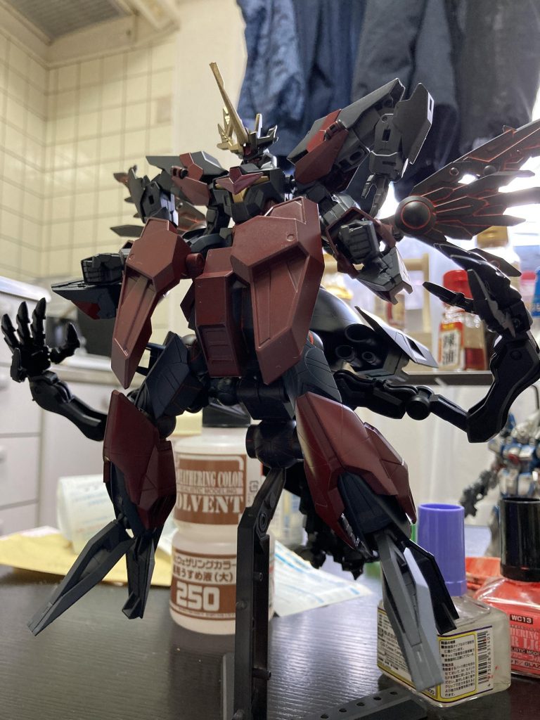 頭部のツノはワザと片方欠けさせ半分黒く。本体の赤い色はトランザムパールレッドをサフの上から吹き付け。ヴァルキランダーの羽はMr.黒サフを吹き赤くスミイレ。