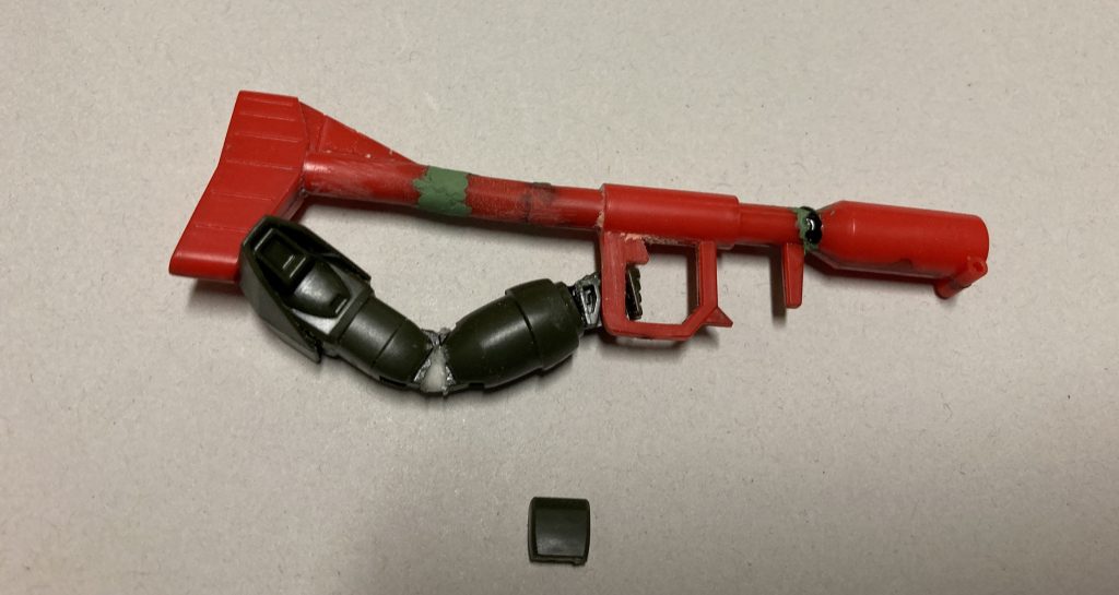 手首交換案もありましたが、両手に武器を持たせることにしました。そのままでは持たせることができません。関節をカットし、無理矢理角度変更。バズーカは前の部分を後ろに持っていきました。