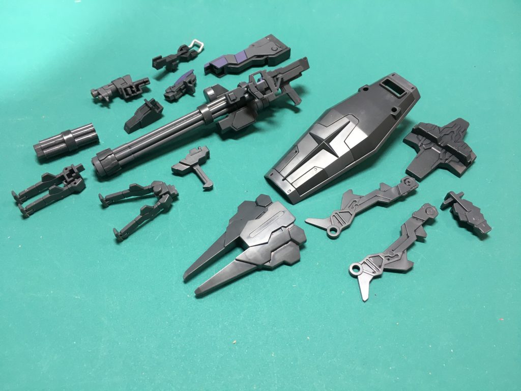 005。ガンダム5号機のジャイアント・ガトリングガンと連邦のシールドのセット。 ジャイアント・ガトリングは「ビルドファイターズ」放送後のカスタマイズウェポンキャンペーン品でも製品化されていますが、こっちの方がもっとカッチリした出来です。ペイルライダー(空間戦仕様)でもついてましたが、センサーユニットやフォアグリップ、弾倉の組み替えパターンが豊富で、シリーズ1のプレイバリューだと思ってます。 シールドは先端にクロー、裏側にニードルクローを追加できます。ちなみにニードルクローのパーツはビーム・サーベルのグリップにも転用できて便利です。また、同梱のジャイアント・ガトリングガンをシールドに装着できるジョイントもあります。