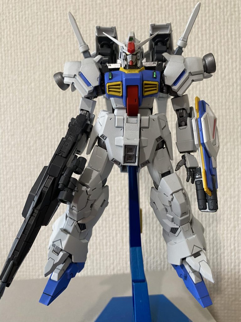 バーニアを肩や脚部に増設し、バックパックには武装を担ぐランドセルから大型スラスターを新たに装備した事により機動力を底上げした。肩のバーニアは可動範囲を狭める事なく上下に動かせられるように加工しました。