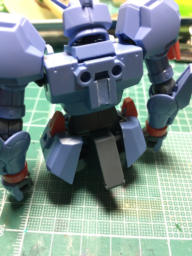 背中のバックパック装着の基部は彫り込んでフレーム風に。設定上開発母体になったガンダムMk-Ⅱもこんな感じで接続部にモールドが入ってたので取り入れました。本家はもっと複雑ですが。