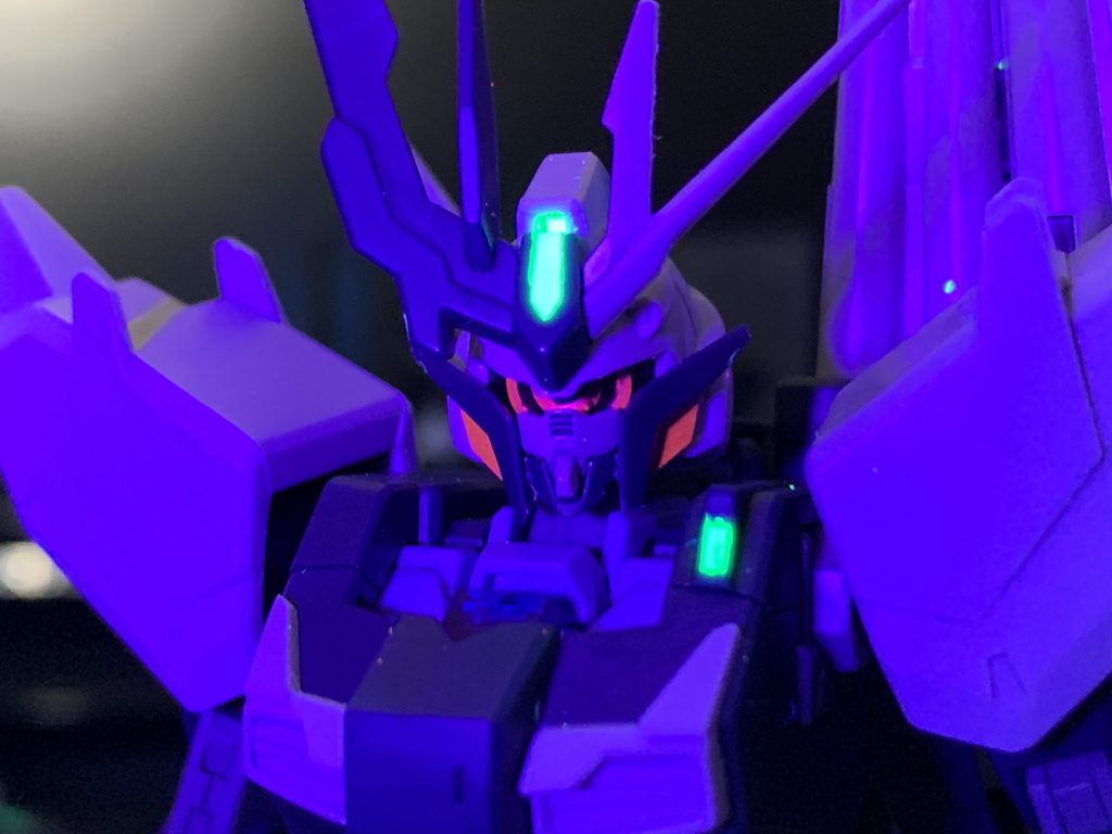 さてこちらのガンプラ達、実はセンサー部分が全て蛍光塗料を混ぜているのでこのようにブラックライトを当てると光ります。調色はアルスアースリィ:メタリックレッド＆蛍光ピンクフェイクν:メタルバイオレット＆蛍光ピンクとなっていて、どちらも適量蛍光塗料を混ぜています(実際混ぜた量はかなりテキトー)さぁこんなクソ雑に仕上げた投稿を見てくれたそこの君ありがとう、他の投稿はそんな事ないから暇なら見ていってね。それではまた次の投稿でお会いしましょう、バニラアイス