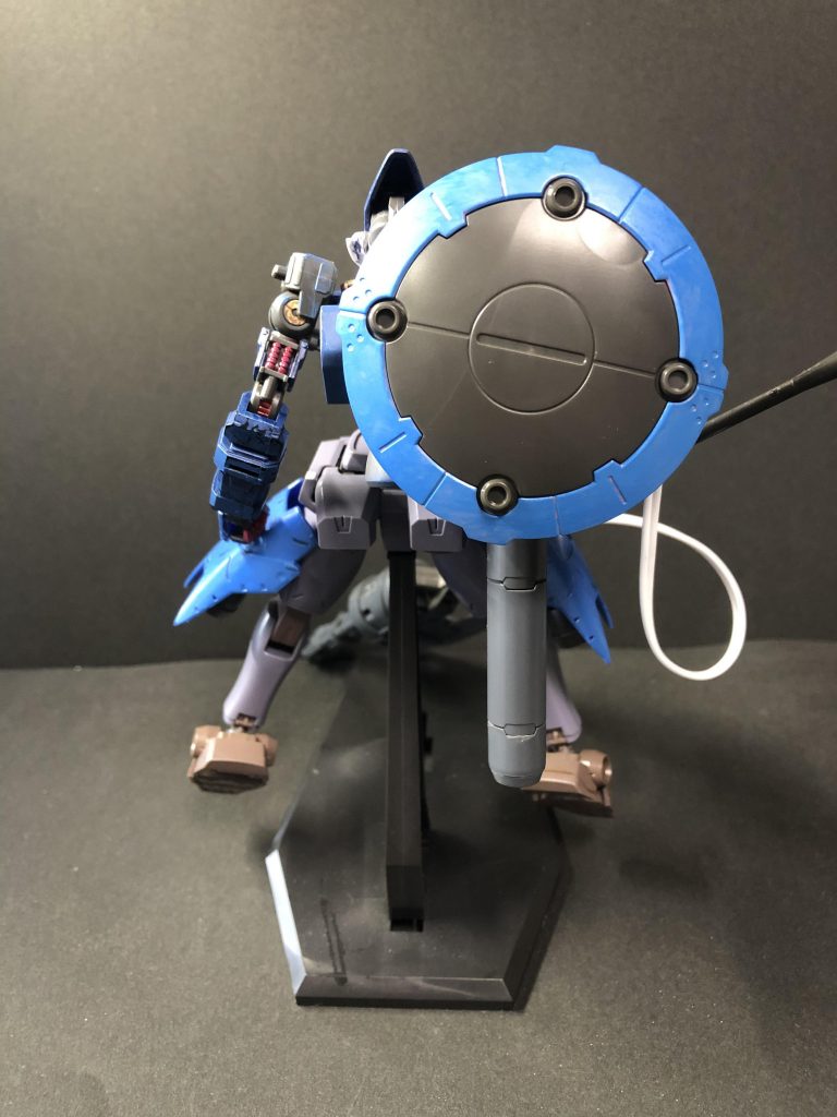 背部。ヴァイエイトを謳うからには、大型ジェネレーターは必須かと思い、ここからの写真だと見ずらいですが、グレイズの胴体フレームに、またまたウヴァルのシールドを取り付けています。ジェネレーターは、アームアームズでグレイズ改のバックパックに接続しています。ガンダムフレーム本来のエイハブリアクター2基、グレイズの1基の計3基なら、なにかしらヴァイエイト並の破壊力のある攻撃ができることでしょう。笑(鉄血の世界にγナノラミネート効果??みたいなのありましたよね。笑)