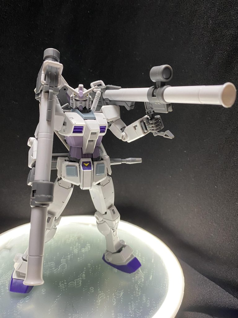 G-3といえばダブルバズーカという風潮。バズーカはオリジン版RX-78-2から持ってきました。持ち手のピンを切り飛ばせば持てはしますが、バズーカの形状のせいで持ちにくい……！下腕部分の関節を利用してなんとか肩にかつげました。