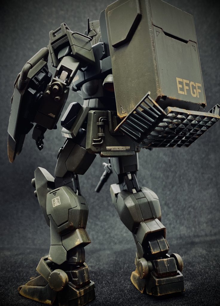 ジャングルでの脅威は敵歩兵のアンブッシュ。対MS実体弾兵器による攻撃は致命的なダメージとなることもしばしば。陸戦型ガンダムや陸戦型ジム、Ez8などの大きなコンテナはまさに格好の標的だ。貴重な補給物資をコンテナに満載し作戦行動に出るため、現地調達の部材を使用し簡易的なケージ装甲を増設、歩兵による近距離実体弾攻撃からコンテナを保護する。という設定。ケージ装甲はプラ板で作成しましたが、接写には耐えられないひどい出来上がりです…本当はコンテナ全体を覆うように作りたかったのですが、力尽きました。あと、踵からふくらはぎにかけて装甲が無いのが気になったのですが、ここは次回作(陸ジム)で何かしら工作したいと思います♪