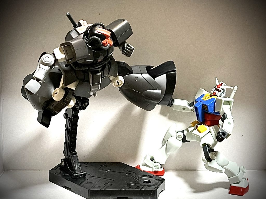 デカール貼付け前、ガンダムに飛び蹴り！