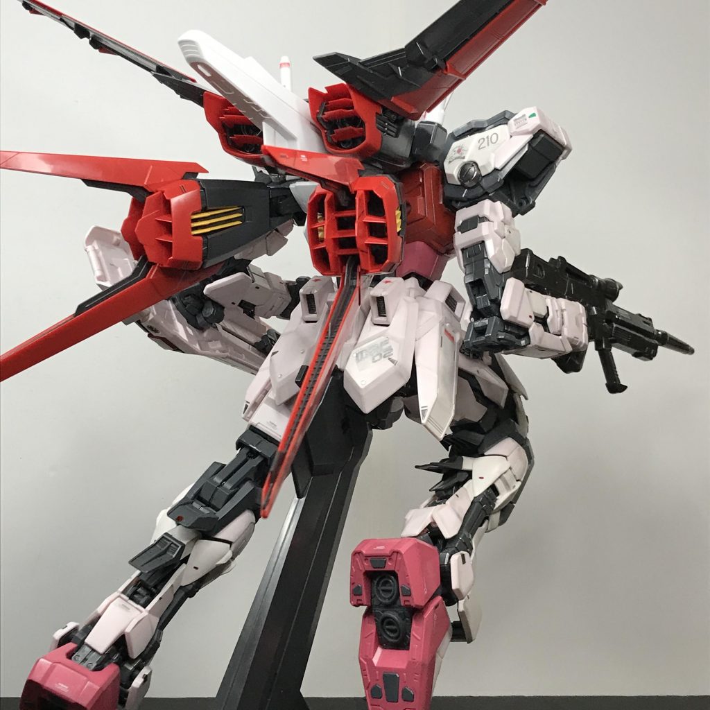 エールストライカー装備で、幅も奥行きもとにかくデカい!18mクラスのMSでこれですから、PGフルコーンとか、どんだけ大きいんでしょうか…汗