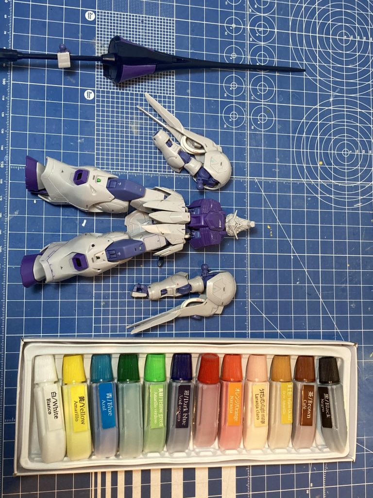 スミ入れは水彩絵の具。ウェザリングは水性塗料の焼鉄色をスポンジでポンポンしました。バーニアや腹部シリンダーなどにはタミヤのウェザリングマスターのライトガンメタルも使用しています。