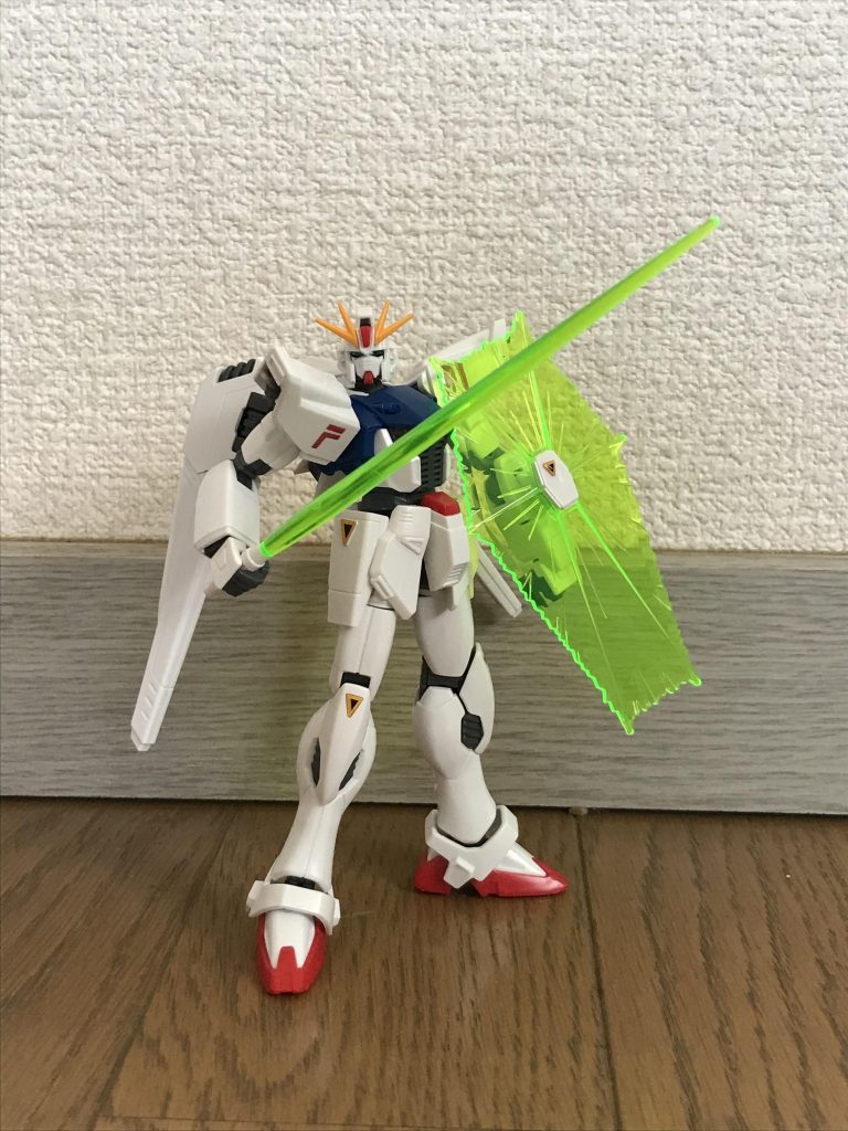 次は、ビームサーベルを持ちビームシールドを展開している