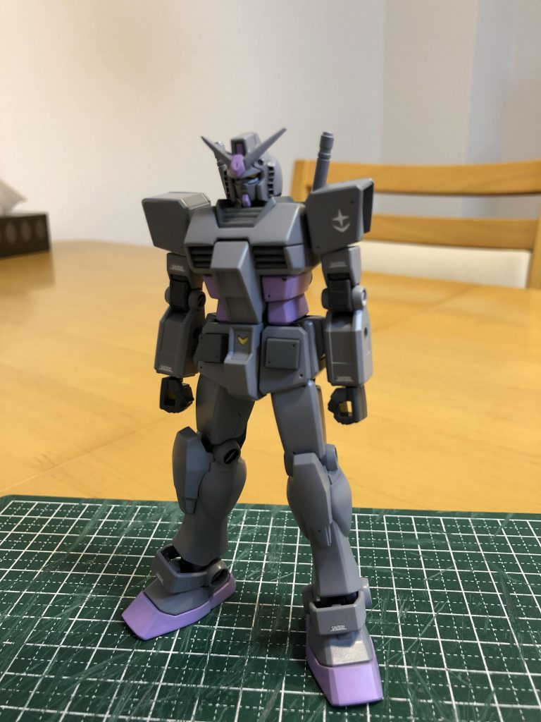 デカールはガンダムデカール114 サンダーボルト汎用① 陸戦型ガンダムS型を使用しました。情報量を少し増やすため、各所に精密ピンバイスで穴を彫り、同箇所を墨入れしました。