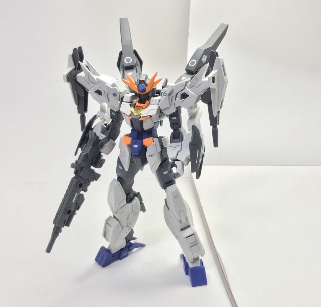 正面。FAZZを意識したカラーリングに纏められており、ジュピターヴをベースとしていながらも腕部はマーズフォー、脚部はヴィートルーのものを採用している。アーマメントの都合上、原型機のマニファービットは両肩に移設されている。